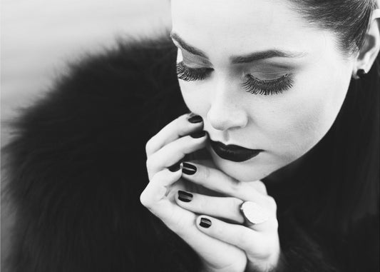 between fingers | Wallpaper