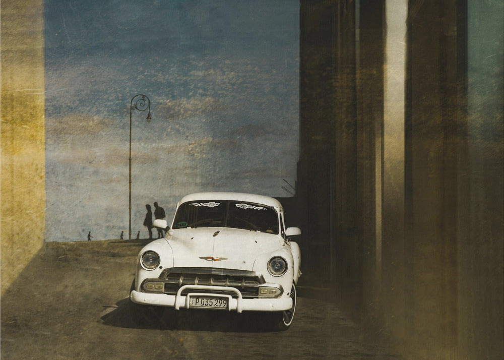 A white car in Havanna | Wallpaper