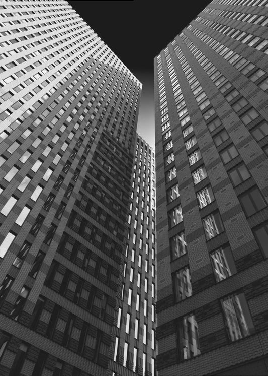 Between giants | Poster